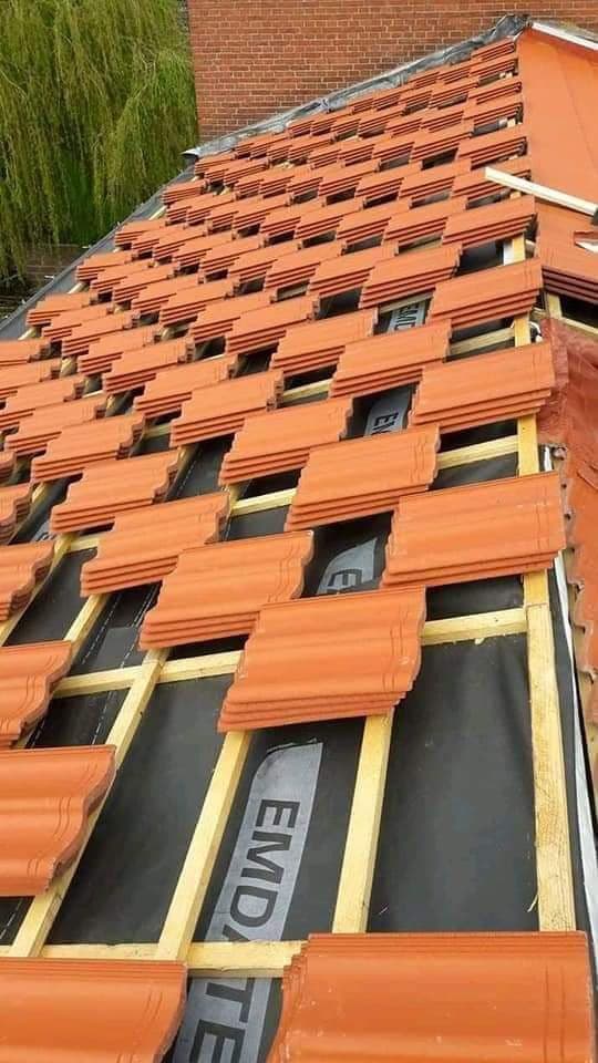 Țiglă ceramică portocalie așezată pe șipci, peste folie anticondens